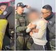 Secuencia de cómo los policías le salvaron la vida al joven antes de que se tirara del puente de la calle sexta con carrera 30, en el corazón de Bogotá. FOTO: Captura video de redes sociales @PoliciaBogota