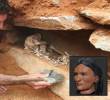 Adelante, aspecto aproximado que pudo haber tenido la mujer que vivió en Envigado hace más de 1.600 años. Atrás, el antropólogo Jorge Restrepo Arango junto al hallazgo que realizó. FOTO: Archivo El Colombiano