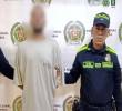 El hombre durante su captura por parte de miembros de la Policía. FOTO: Cortesía