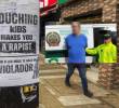 Adelante, un cartel en contra de la explotación sexual infantil por parte de turistas. Atrás, el detenido por la Policía. Foto: Andrés Camilo Suárez Echeverry e imagen tomada de redes.
