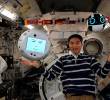 Los dos robos espaciales junto al astronauta japonés Takuya Onishi. Foto: IBM/ Europa Press
