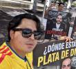 El activista cercano al Pacto Histórico, Beto Coral, mostrando afiches contra De la Espriella en Miami. Foto: Redes sociales.