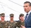 El secretario de Defensa (Guerra) de Estados Unidos, Pete Hegseth,<b> </b>insiste en que los ataques de su país contra embarcaciones en el Caribe y el Pacífico son legales. FOTO: Tomada de X @SecWar