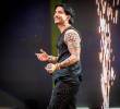 Carlos Torres ha mantenido los tatuajes de su personaje Charly Flow para la gira. Son pintados para la serie.