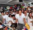Carlos Vives y los músicos que lo acompañaron en el pequeño concierto de Tony Desk. Foto: Colprensa.