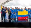 Los jugadores, el cuerpo técnico y Ramón Jesurun, presidente de la Federación Colombiana de Fútbol, junto al presidente Gustavo Petro en la entrega de la bandera al equipo, antes de viajar al Mundial de Norteamérica. FOTO PRESIDENCIA