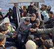 Residentes locales colaboran con la Guardia Costera griega en su operación de rescate, navegan hacia la costa sur de la isla de Creta, el 18 de noviembre de 2025, a bordo de una lancha neumática con migrantes rescatados en alta mar mientras intentaban cruzar el Mediterráneo. FOTO AFP