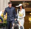 Dua Lipa lució un vestido blanco acompañado de un sombrero diseñado por la prestigiosa casa de moda Schiaparelli. Por su parte, Callum Turner vistió un elegante traje azul oscuro durante la ceremonia. Foto: Tomada de redes sociales