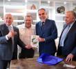 Los ministros Armando Benedetti y Eduardo Montealegre sellaron su reconciliación con un apretón de manos y un libro sobre estoicismo. FOTO: X @AABenedetti