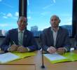 El presidente de Ecopetrol, Ricardo Roa, y Francesco Bertoli, gerente general de Enel Colombia, firman el acuerdo. Foto: Cortesía