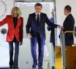 El presidente Emmanuel Macron intentó ayudar a su esposa al bajar del avión, sin embargo, la tensión entre los dos fue evidente. FOTO: Tomada de redes sociales