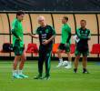 Juan Manuel Lillo hablando con un jugador mexicano. FOTO: <b>X El Universal</b>