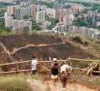Quienes suben todos los días a hacer ejercicio o a buscar silencio encuentran un paisaje negro que ya no reconocen. Foto: Manuel Saldarriaga.