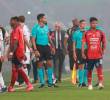 Los jugadores del DIM y Flamengo con caras largas retirándose a los vestuarios. FOTO MANUEL SALDARRIAGA