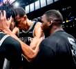 Victor Wembanyama celebrando con Stephon Castle tras ganar el juego 1 de las Finales del Oeste a OKC. FOTO: <b>X SPURS</b>