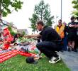 El inglés Jordan Henderson<b> </b>quien milita en el Ajax y jugó con Jota en Liverpool hasta el 2024 (fue capitán de los Reds), dejando un arreglo floral en memoria de Diogo y su hermano André. FOTO: GETTY