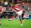 Hugo Rodallega con este remate le dio la victoria a Santa Fe 2-1 ante Platense en el estadio El Campín. FOTO COLPRENSA