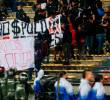 Además de prender bengalas los aficionados mostraron pancartas con mensajes fuertes, no solo contra los dirigentes y jugadores sino contra Fifa, Conmebol, Dimayor y otras entidades. FOTO MANUEL SALDARRIAGA
