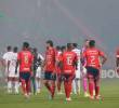 Los futbolistas del cuadro rojo, así como los convocados por Leonardo Jardim en el elenco brasileño, salen de la cancha del Atanasio Girardot en medio de los desmanes del 7 de mayo pasado. Foto: Manuel Saldarriaga