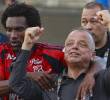 El empresario Raúl Giraldo, máximo accionista del Medellín desde 2013, hizo gestos ante la hinchada del cuadro rojo el 3 de mayo del 2026 tras finalizar el partido contra Águilas Doradas. Foto: Manuel Saldarriaga