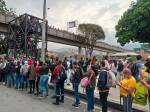 Las largas filas se concentraban en la estación Caribe, donde se concentraban los pasajeros de las estaciones del norte de la ciudad. Foto: Juan Antonio Sánchez