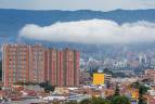 El fenómeno de los apartamentos entre nubes se ha normalizado. En barrios y sectores elevados, ya no es inusual que los residentes experimenten cómo la neblina o las nubes bajas, típicas de ciertas horas del día o temporadas de lluvia, atraviesan literalmente sus balcones o ingresan por las ventanas. Foto: Juan Antonio Sánchez