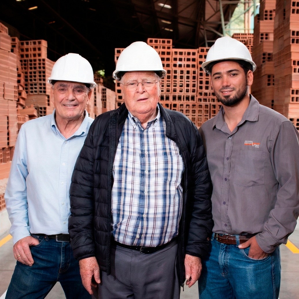 Carlos, Javier y Agustín Cuartas, tres generaciones de la familia que ha hecho de Alfarera Buena Vista una empresa sólida que construye ciudad. Fotos: Cortesía.