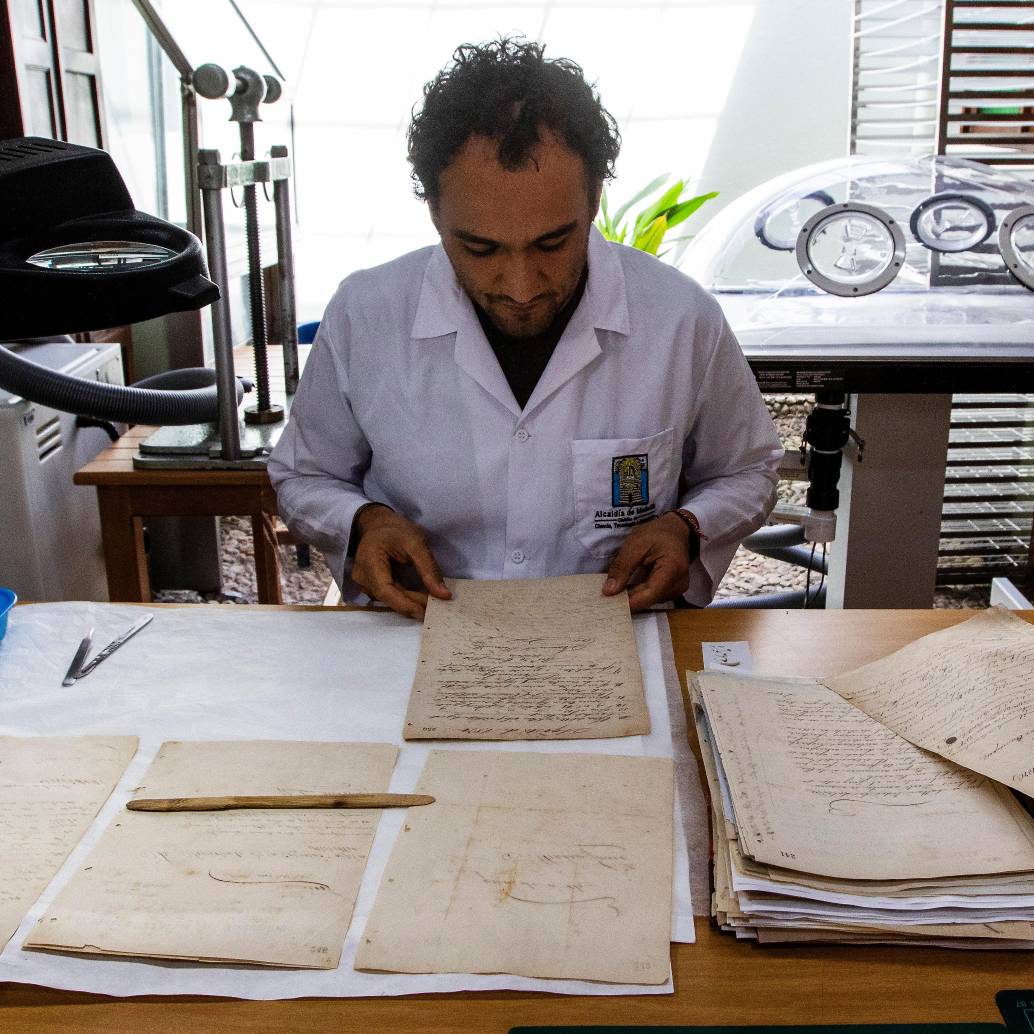El restaurador del archivo, Felipe Vargas Cifuentes, manipula uno de los folios antiguos que requiere ser rescatado. <span class="mln_uppercase_mln">FOTO</span> <b><span class="mln_uppercase_mln">Julio César Herrera</span></b>