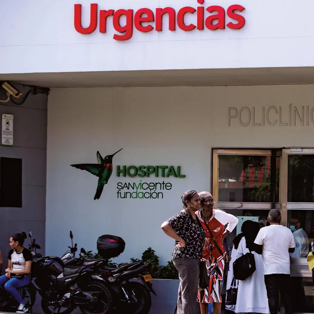 Entrada del servicio de urgencias del Hospital San Vicente Fundación en Medellín, una de las instituciones en las que la sobreocupación hace parte del panorama diario durante los últimos años. FOTO Julio César Herrera