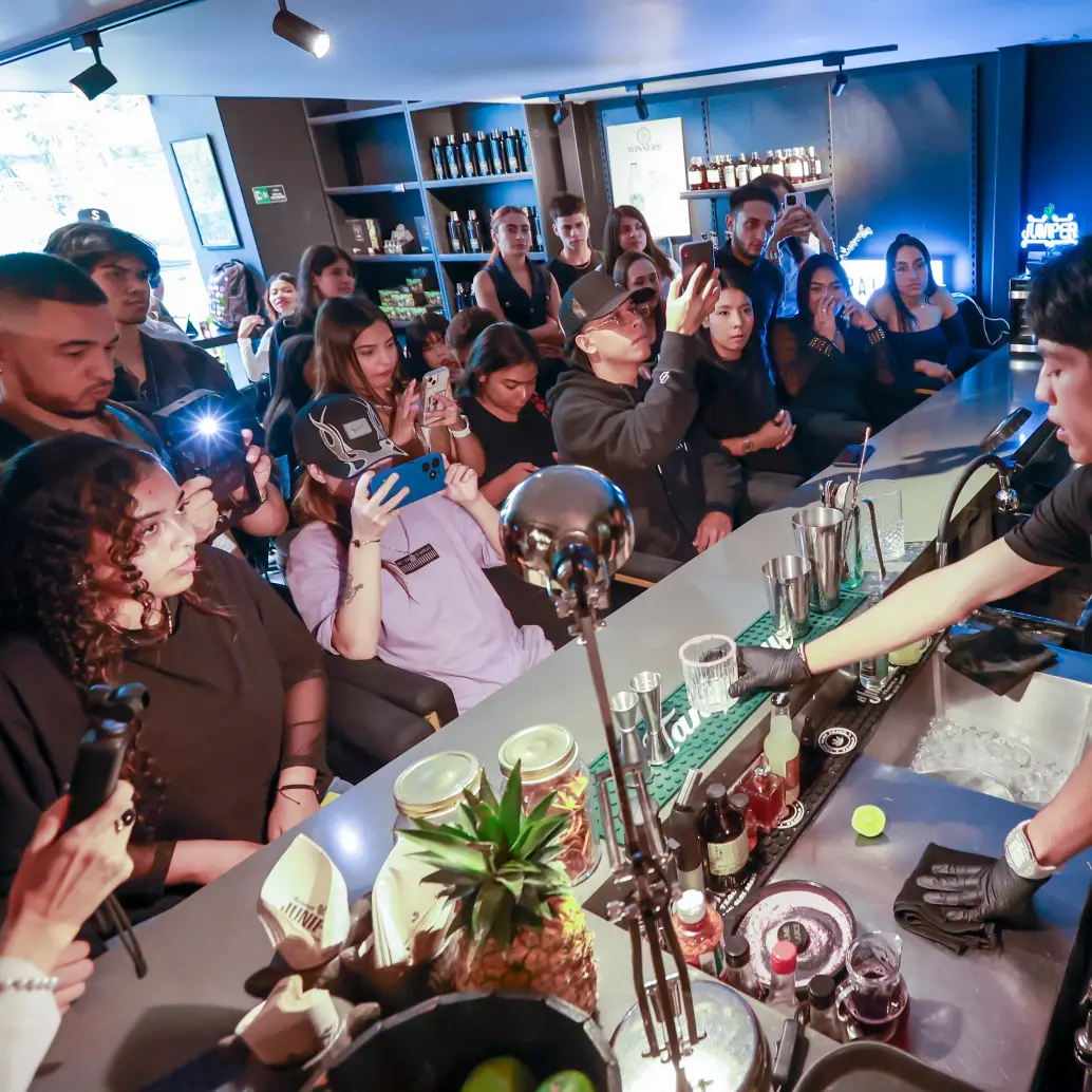 Dueños de bares y restaurantes se comprometieron a emplear a estos jóvenes de los barrios populares. <b><span class="mln_uppercase_mln"> </span></b>FOTO<b><span class="mln_uppercase_mln"> MANUEL SALDARRIAGA</span></b>