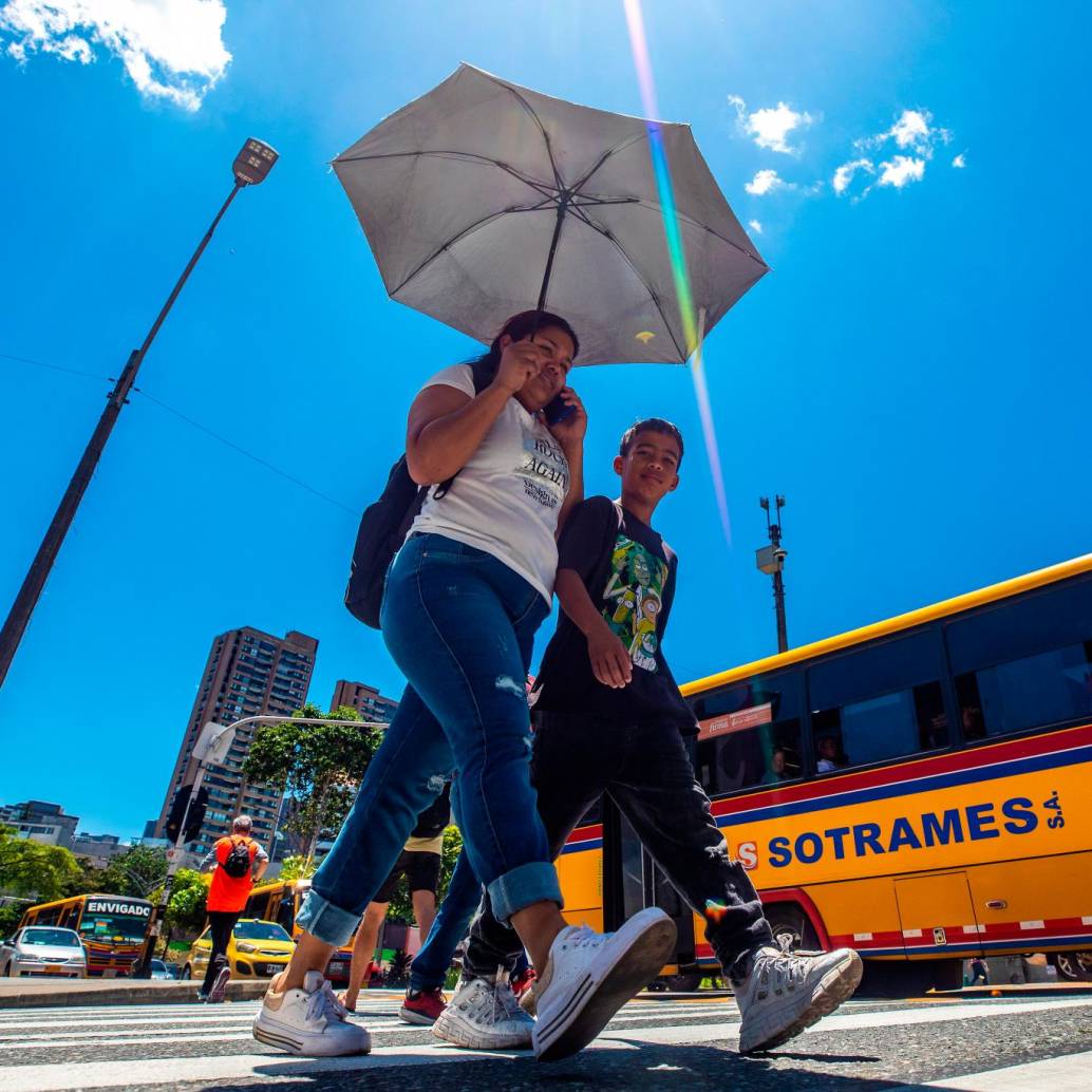 Los habitantes de Medellín ya no sacan el paraguas para protegerse de la lluvia, sino del inclemente sol que se posa por estos días sobre la ciudad. FOTO: Camilo Suárez