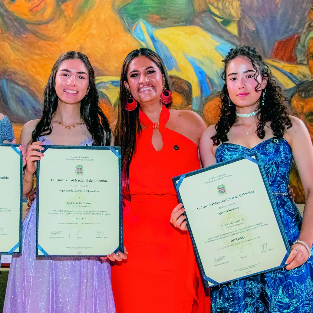 Dansalyan, Luzarait y Yuricik el día de su graduación en la Universidad Nacional. FOTO Cortesía