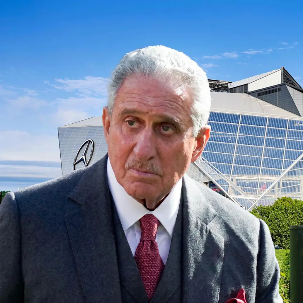 Arthur Blank, fundador de Home Depot, vende hot dogs a 2 dólares en el Mundial 2026 y reta los precios abusivos de otras sedes del torneo. FOTO: Tomada de emprendedor.com