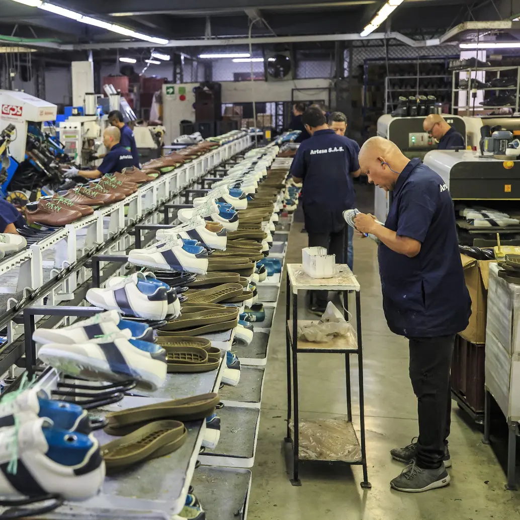 La ley permite que empleadores y trabajadores acuerden cómo distribuir las 42 horas semanales, siempre que se garantice al menos un día de descanso. Foto: Camilo Suárez