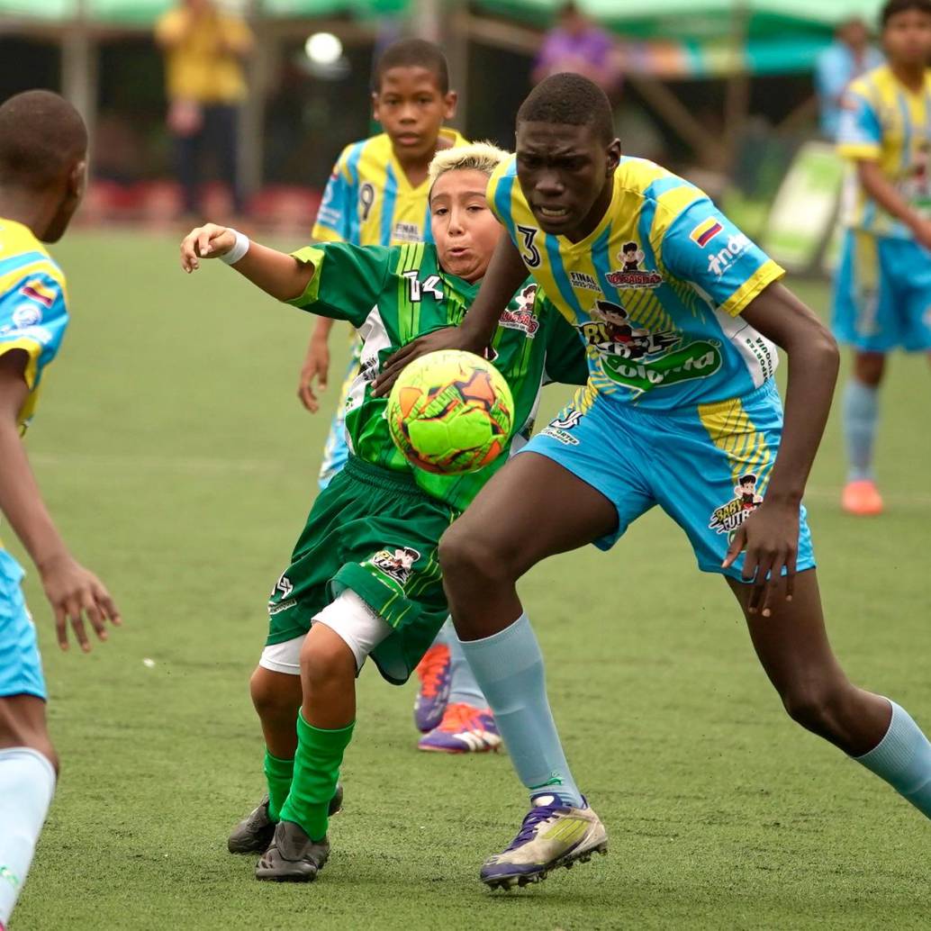 Jhon Sebastián Ruiz tiene 12 años, juega de defensa central en Fútbol Paz y sueña con ser profesional para darle una casa a su mamá. <span class="mln_uppercase_mln">FOTO</span><b><span class="mln_uppercase_mln"> cortesía Juan ‘Tuto’ cardona- los paisitas</span></b>
