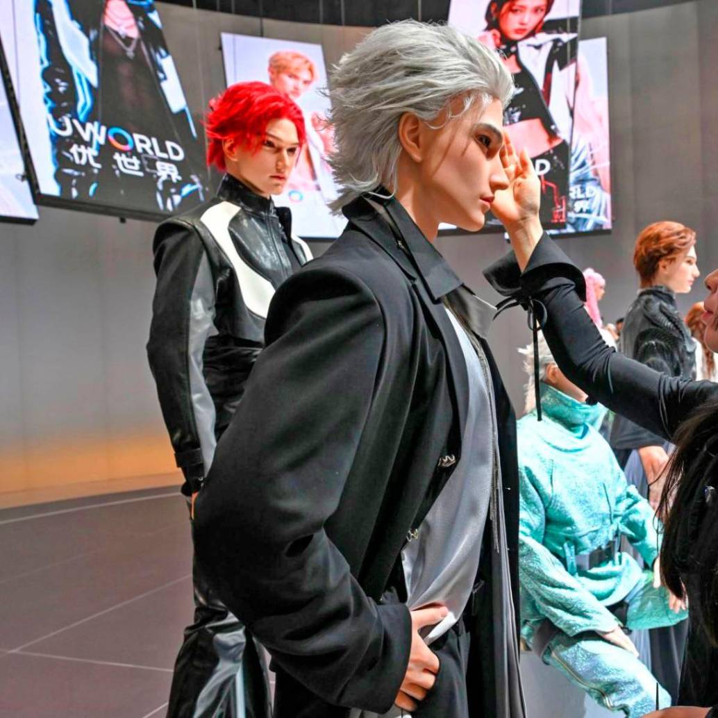 Para todos los gustos, así lucen estos robots humanoides para combatir la soledad. FOTO AFP