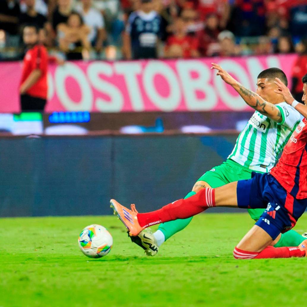 El defensa central Kevin Mantilla, del Medellín, es uno de los futbolistas que mejor rendimiento ha mostrado en el cuadro rojo en los últimos partidos. Foto: Camilo Suárez
