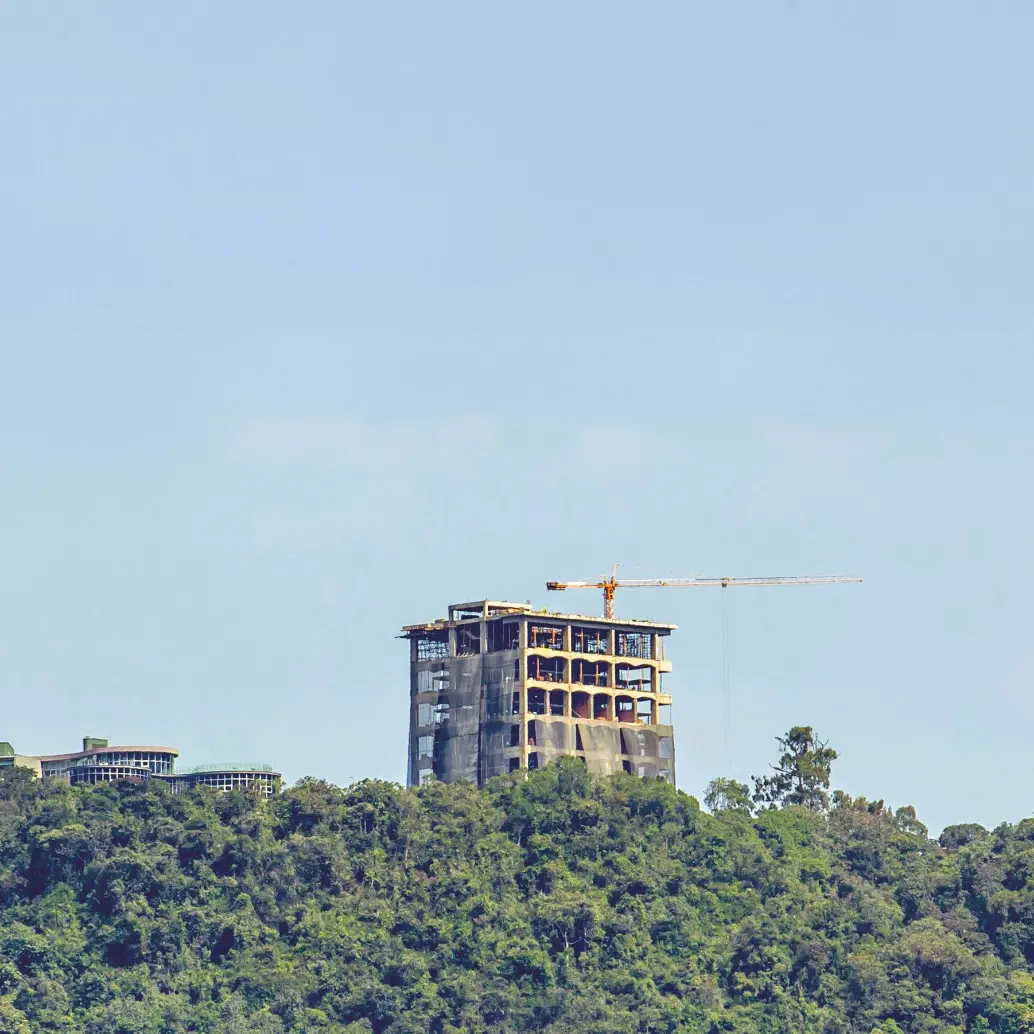 Quantum ya es visible desde gran parte del Valle de Aburrá, generando críticas por su impacto en el paisaje. FOTO Juan Antonio Sánchez