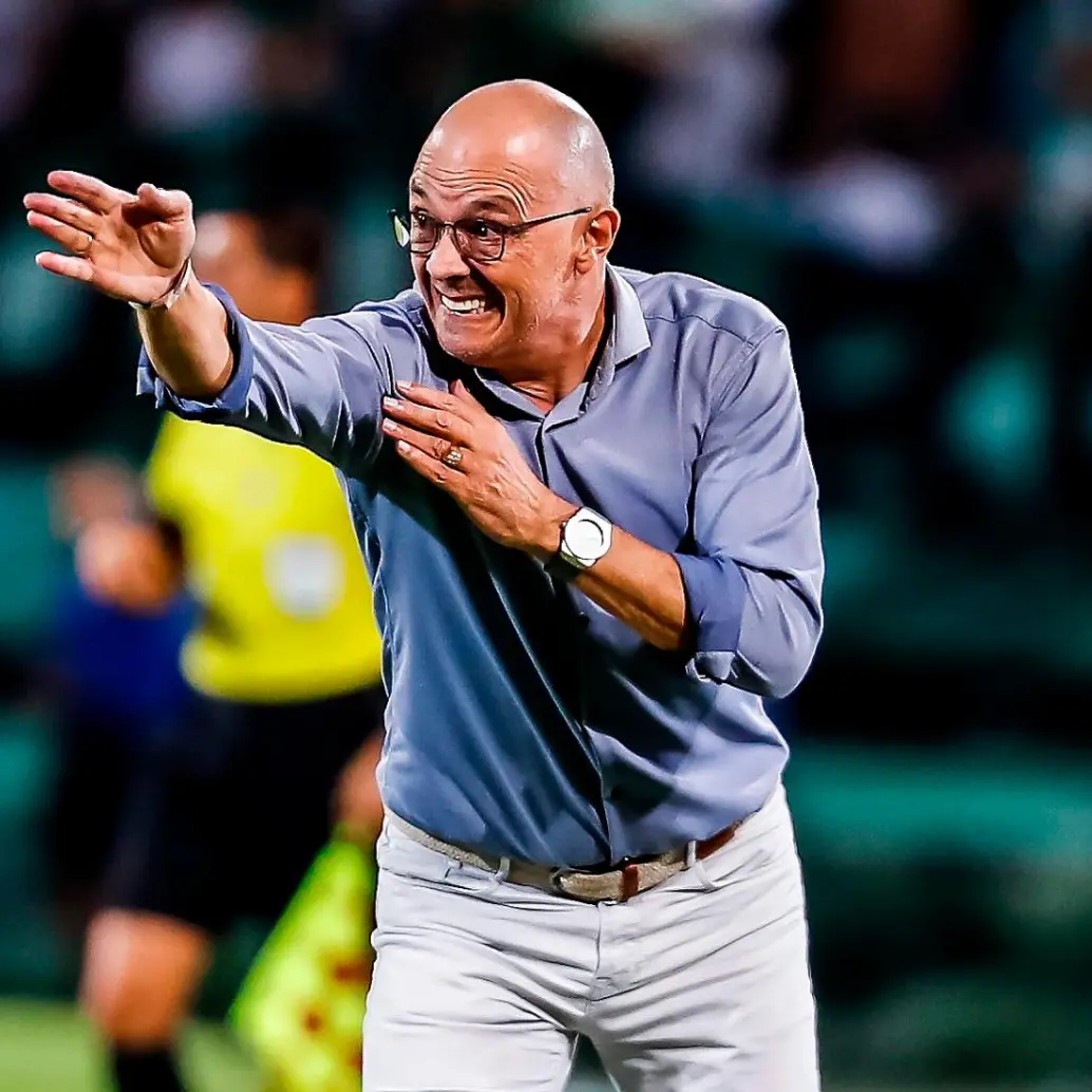 El entrenador uruguayo Alfredo Arias, de 67 años, consiguió su primer título en el fútbol colombiano. Foto: Juan Antonio Sánchez