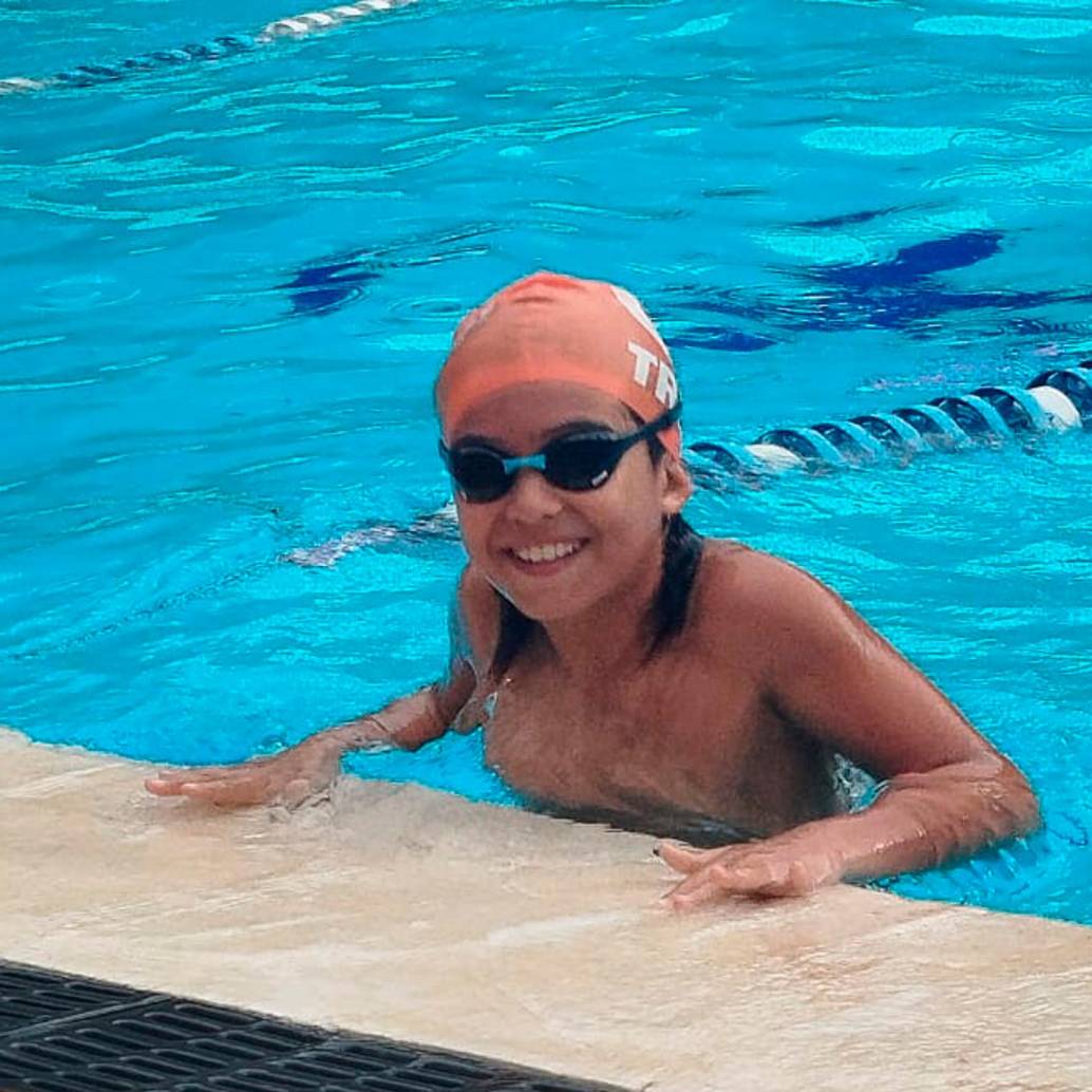 Agustín es un enamorado del deporte. Hoy colecciona triunfos en la natación, un deporte que llegó a su vida como una terapia y se quedó como una pasión. En el Babynatación va por nuevas alegrías. FOTO CORTESÍA