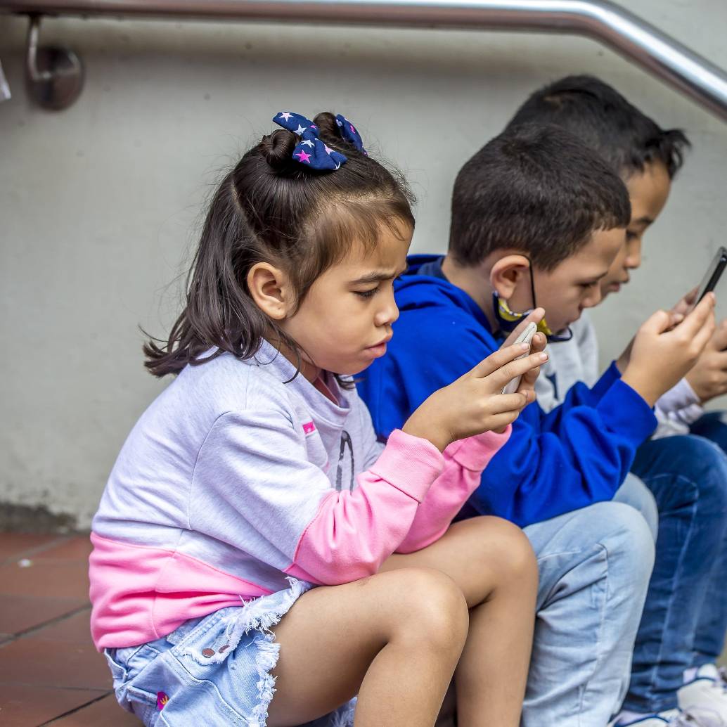 El celular es el dispositivo más usado por los menores en Colombia, superando incluso a la televisión, según el informe de la CRC. FOTO Juan Antonio Sánchez Ocampo
