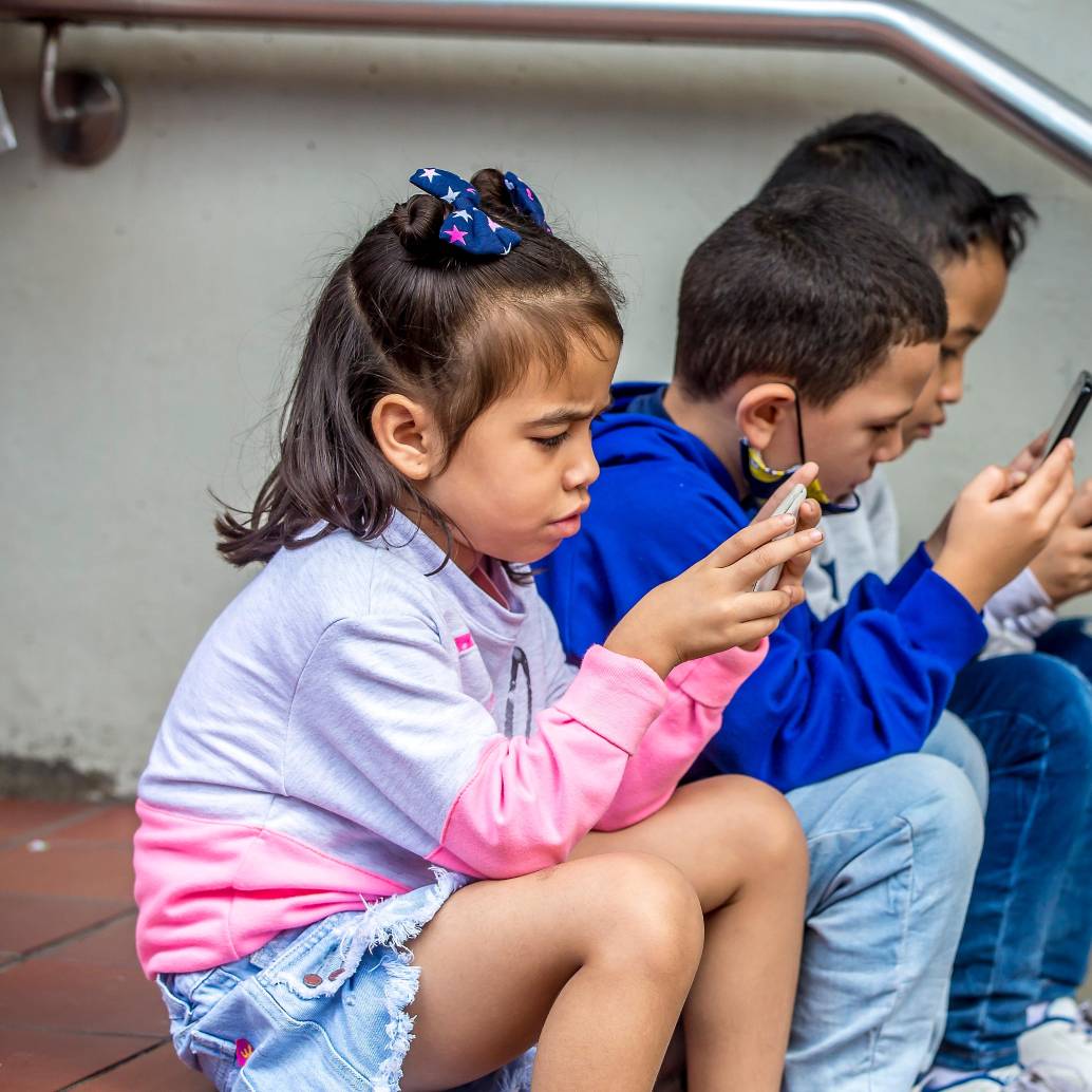 La medida ha sido beneficiosa para la concentración de los estudiantes y para mejorar el clima social en los colegios. Foto: EL COLOMBIANO