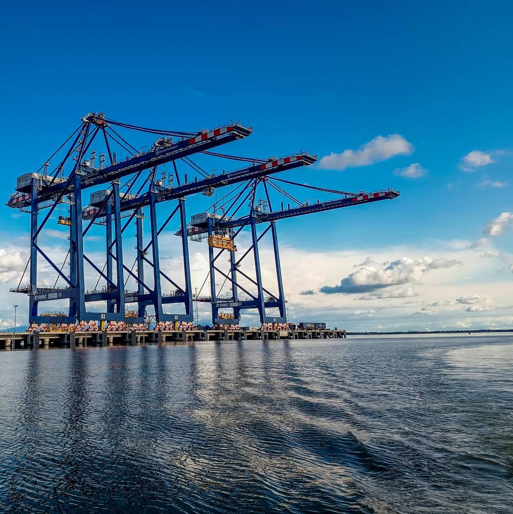 imagen de referencia del muelle y las tres megagrúas que operan en Puerto Antioquia. Foto: Jacobo Betancur.