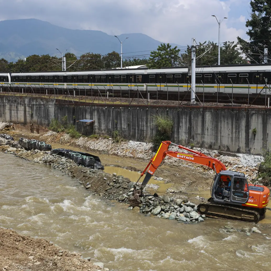 Una de las intervenciones en los puntos críticos del río Medellín a la altura de la estación Ayurá del metro. FOTO Manuel Saldarriaga Quintero.