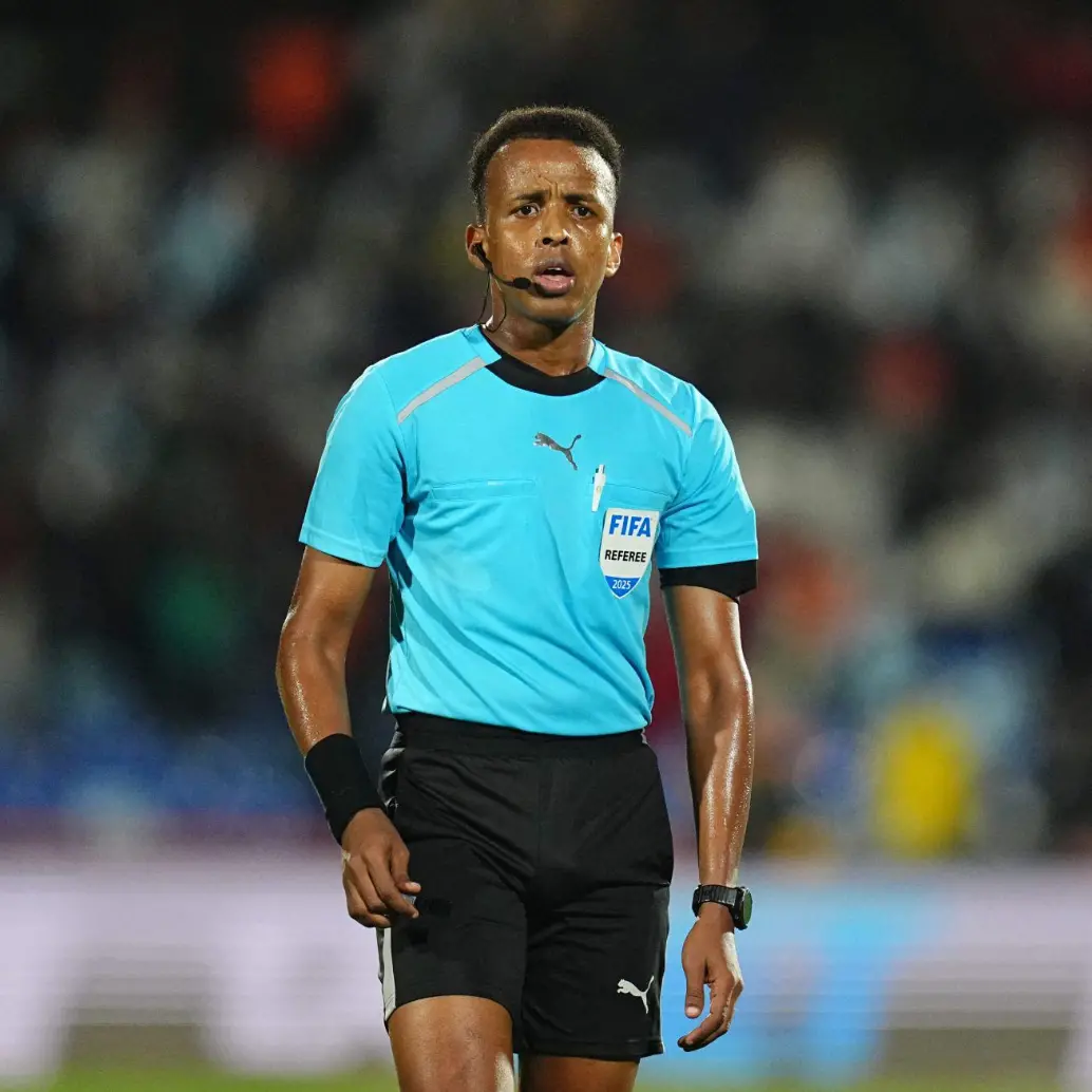 Omar Abdulkadir Artan de 34 años será el primer africano en dirigir en una competencia europea de clubes. Foto: AFP