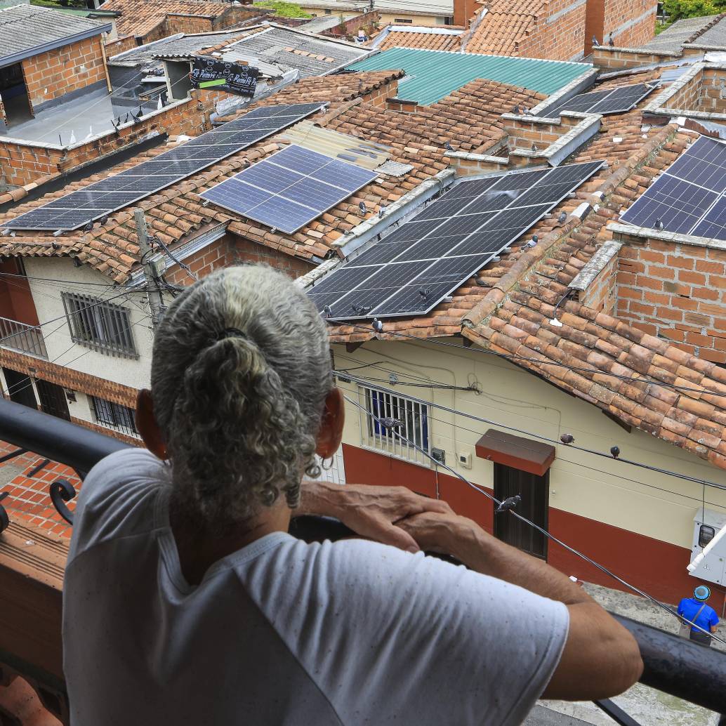 La medida, según el Ministerio de Minas y Energía, permitirá que los hogares más vulnerables autogeneren su energía mediante paneles solares. Foto: Manuel Saldarriaga