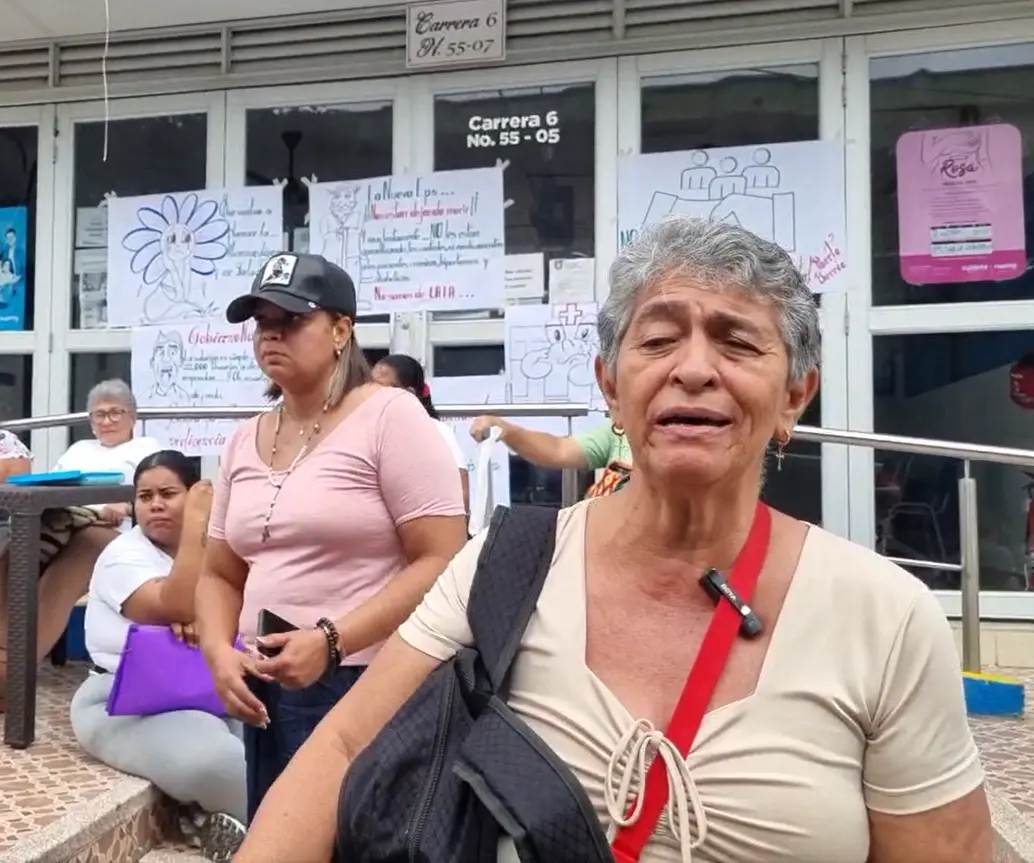 Plantón de los pacientes en la Nueva EPS en Puerto Berrío, Antioquia. FOTO: CAPTURA DE VIDEO TELE BERRÍO ANTIOQUIA