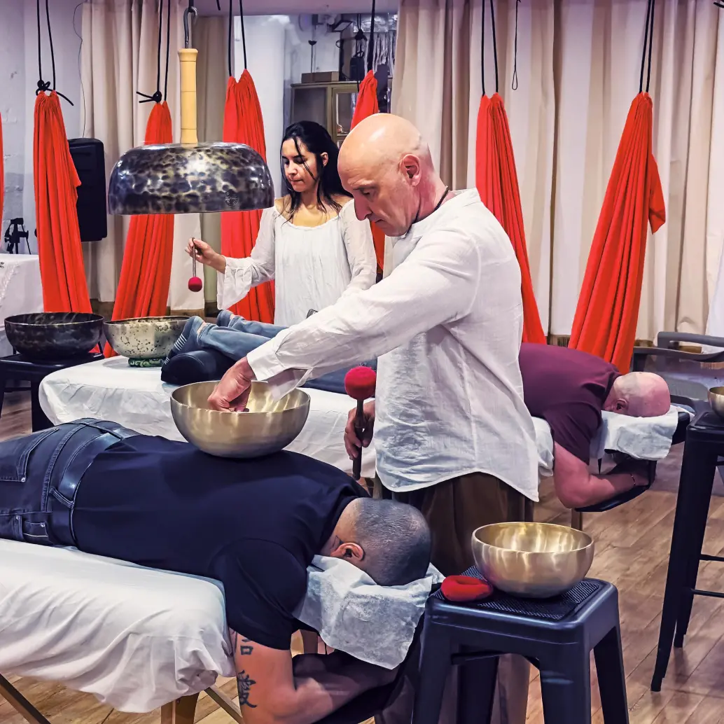 En los cimientos del hotel, Cristóbal Gámez formó su centro de meditación donde realiza sonoterapia, terapias de relajación y conexión áurica. <b><span class="mln_uppercase_mln"> </span></b>FOTOS<b><span class="mln_uppercase_mln"> camilo suárez</span></b>