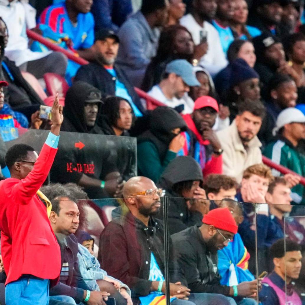 Lumumba en la Copa Africana de Naciones, de pie y con su brazo derecho para honrar al libertador del Congo. FOTO: <b>GETTY</b>