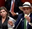 Durante su intervención, el senador Andrés Guerra sacó un queso para simbolizar lo ocurrido en Aguas Vivas. FOTO: Cortesía